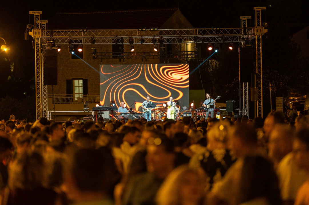 Vodička fešta okupila rekordan broj ljudi: Iće i piće, Mile Perkov, Fenixi, Spectrum i legendarni Petar Grašo