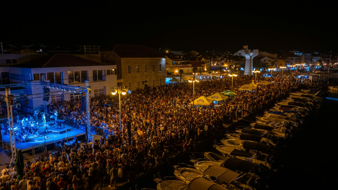Vodička fešta okupila rekordan broj ljudi: Iće i piće, Mile Perkov, Fenixi, Spectrum i legendarni Petar Grašo