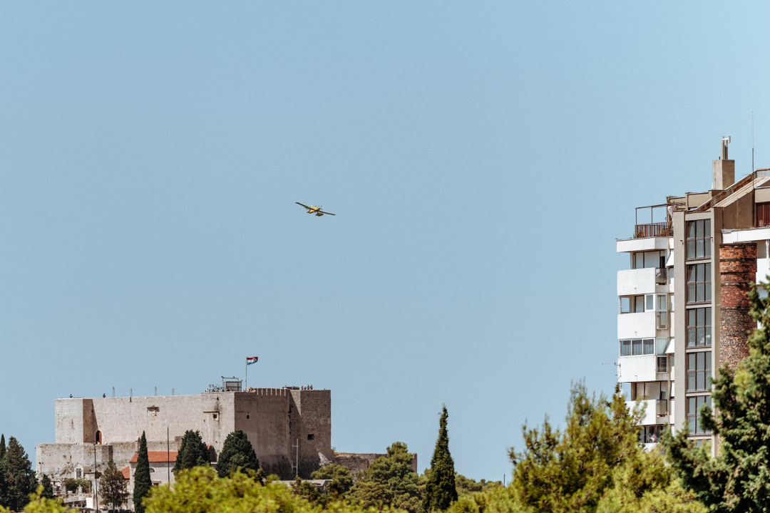 Požar i dalje aktivan, no pod kontrolom je vatrogasaca: Izgorjela je površina od oko 3,5 hektara