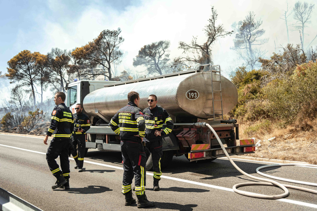 Požar i dalje aktivan, no pod kontrolom je vatrogasaca: Izgorjela je površina od oko 3,5 hektara