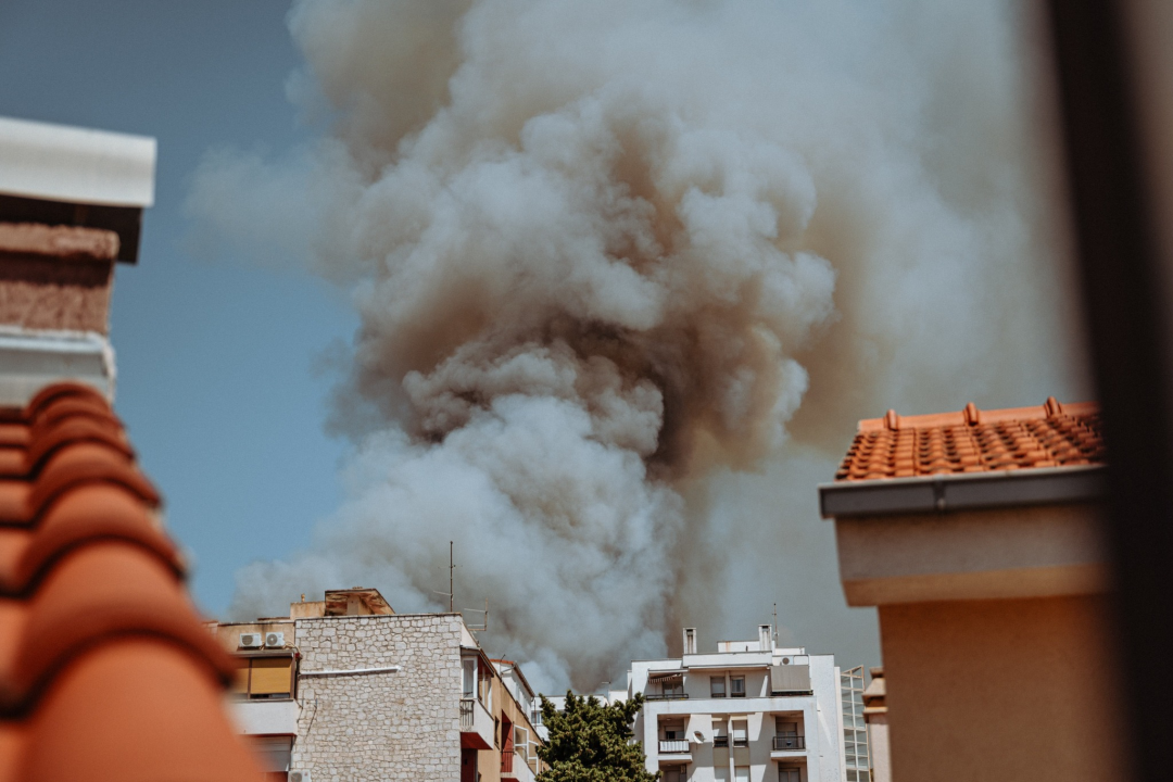 Požar i dalje aktivan, no pod kontrolom je vatrogasaca: Izgorjela je površina od oko 3,5 hektara