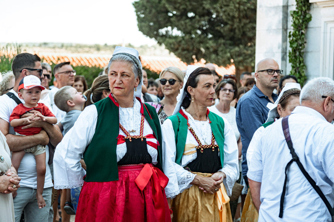Velik broj vjernika okupio se u marijanskom svetištu u Vrpolju: Misu predvodio biskup Rogić