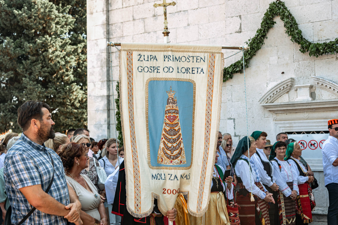 Velik broj vjernika okupio se u marijanskom svetištu u Vrpolju: Misu predvodio biskup Rogić