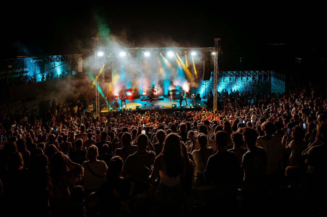 U Šibeniku se dogodio savršen spoj nespojivog koncertom za sve generacije: Vojko V, Baby Lasagna i Nipplepeople