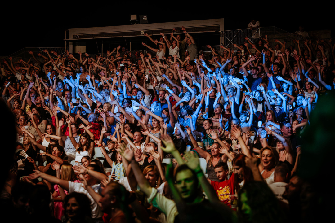 U Šibeniku se dogodio savršen spoj nespojivog koncertom za sve generacije: Vojko V, Baby Lasagna i Nipplepeople