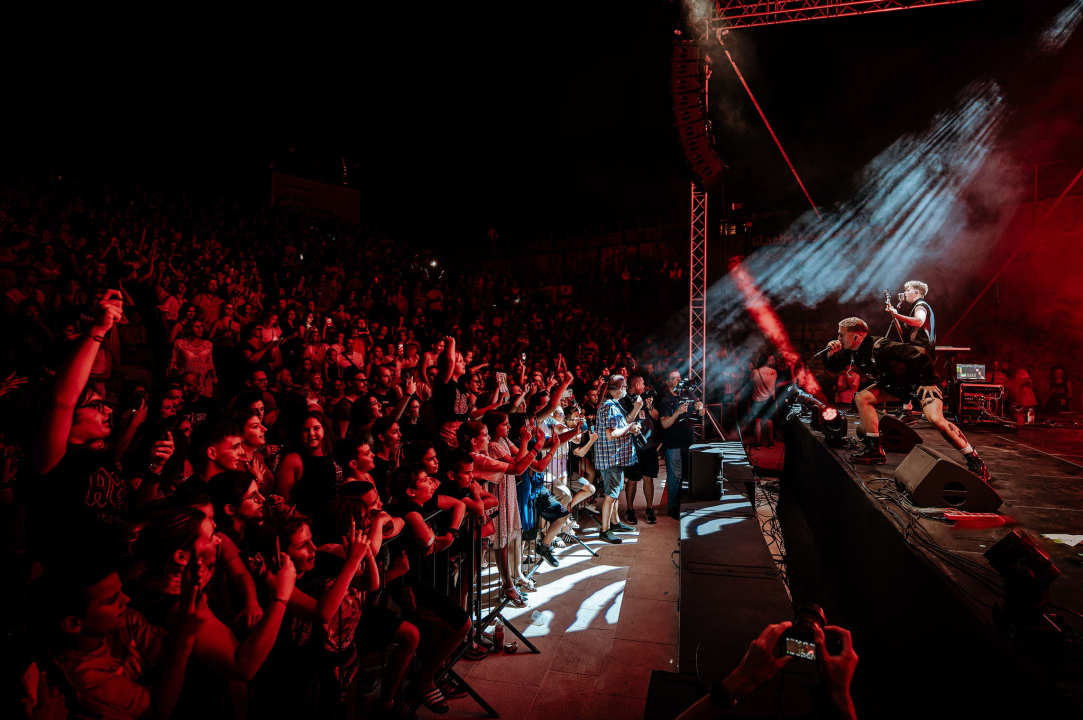 U Šibeniku se dogodio savršen spoj nespojivog koncertom za sve generacije: Vojko V, Baby Lasagna i Nipplepeople