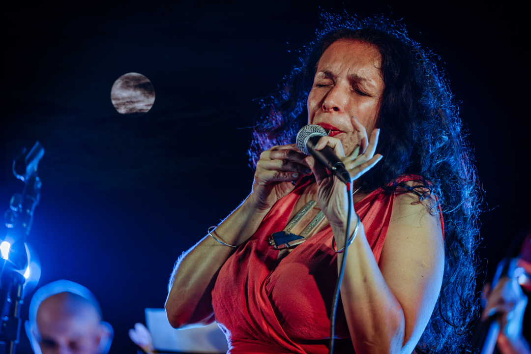 Oblaci su se razišli, nevrijeme je pričekalo, a Lelu Kaplowitz je na pozornicu Baronea ispratio puni mjesec