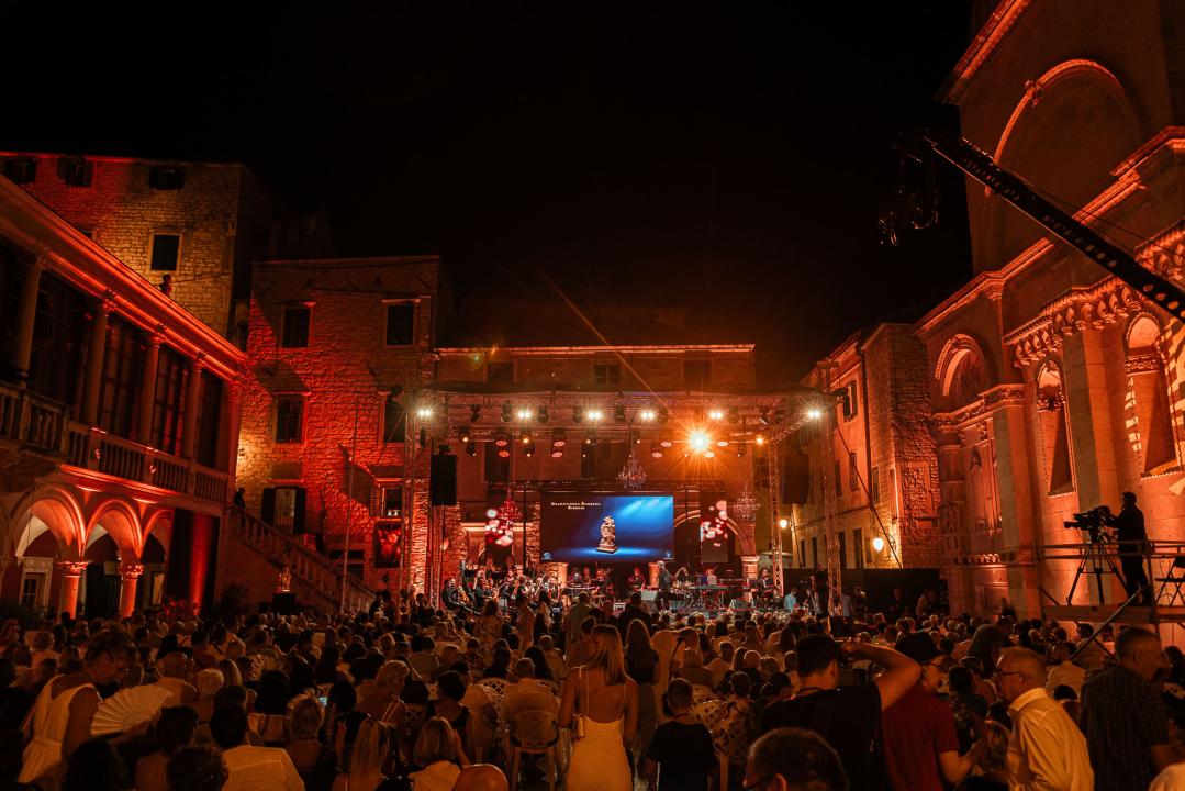 Ikona hrvatske glazbe Meri Cetinić zablistala na pozornici prve večeri Dalmatinske Šansone