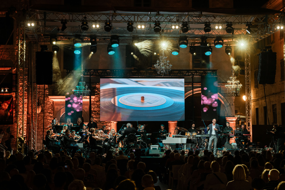 Ikona hrvatske glazbe Meri Cetinić zablistala na pozornici prve večeri Dalmatinske Šansone