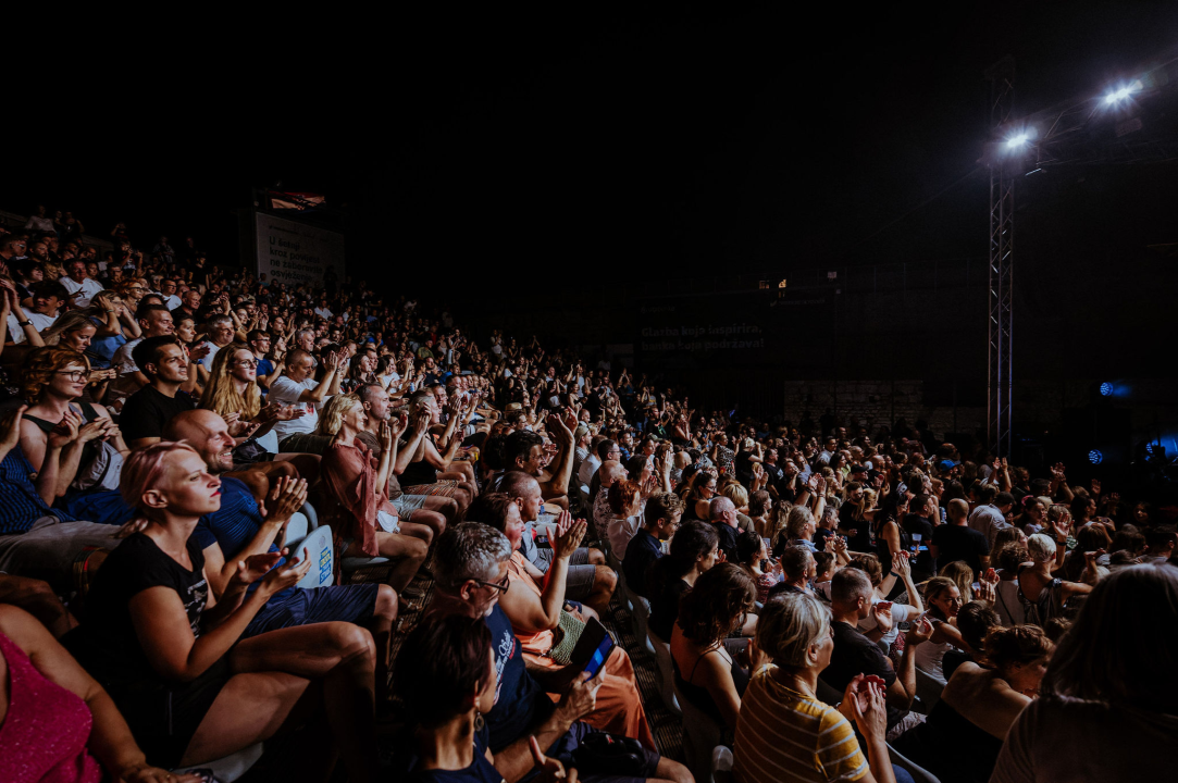 Editorsi održali fantastičan koncert u Šibeniku, nije ih omeo ni vjetar ni kiša