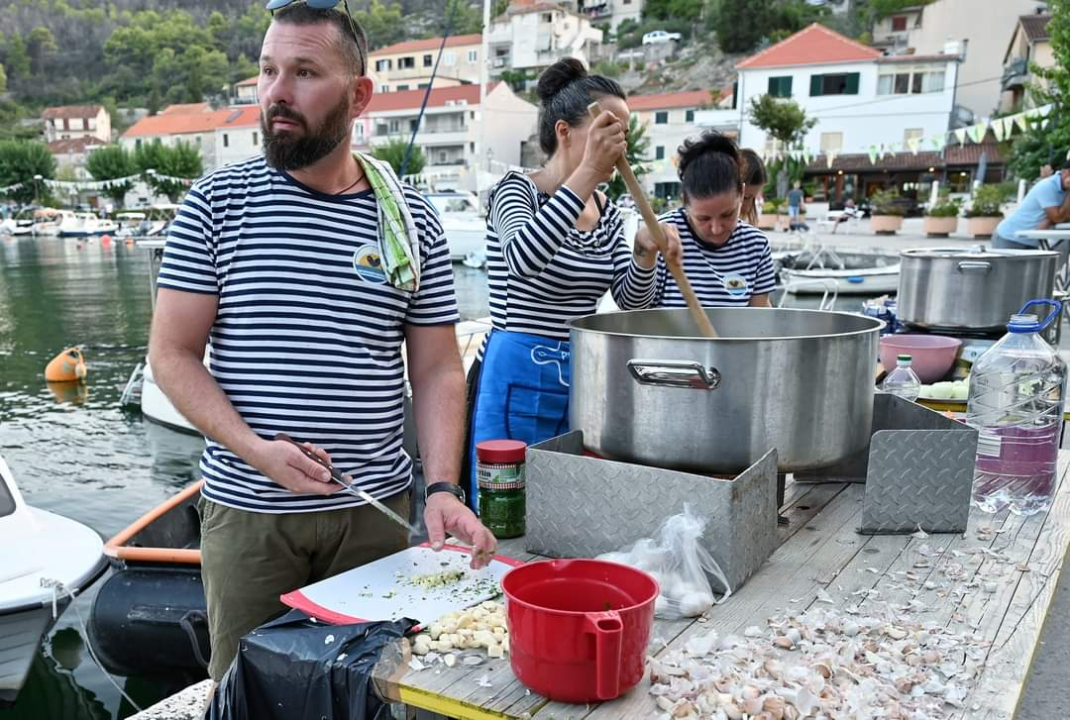 Na latu, na lešo, u rižotu, na buzaru: Zatonjani održali još jednu veselu Pidočijadu