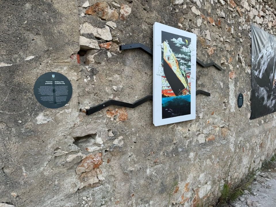 'Antivandalska izložba' Igora Mudronje otvorena u ruševini na Murteru