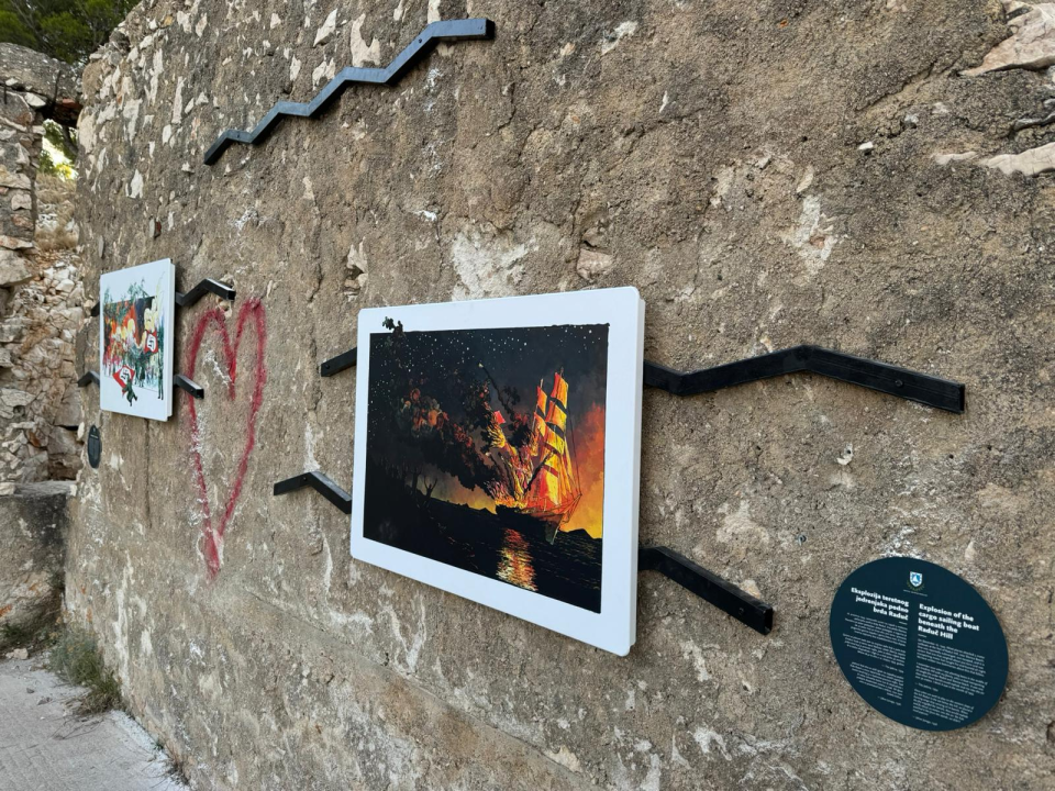 'Antivandalska izložba' Igora Mudronje otvorena u ruševini na Murteru