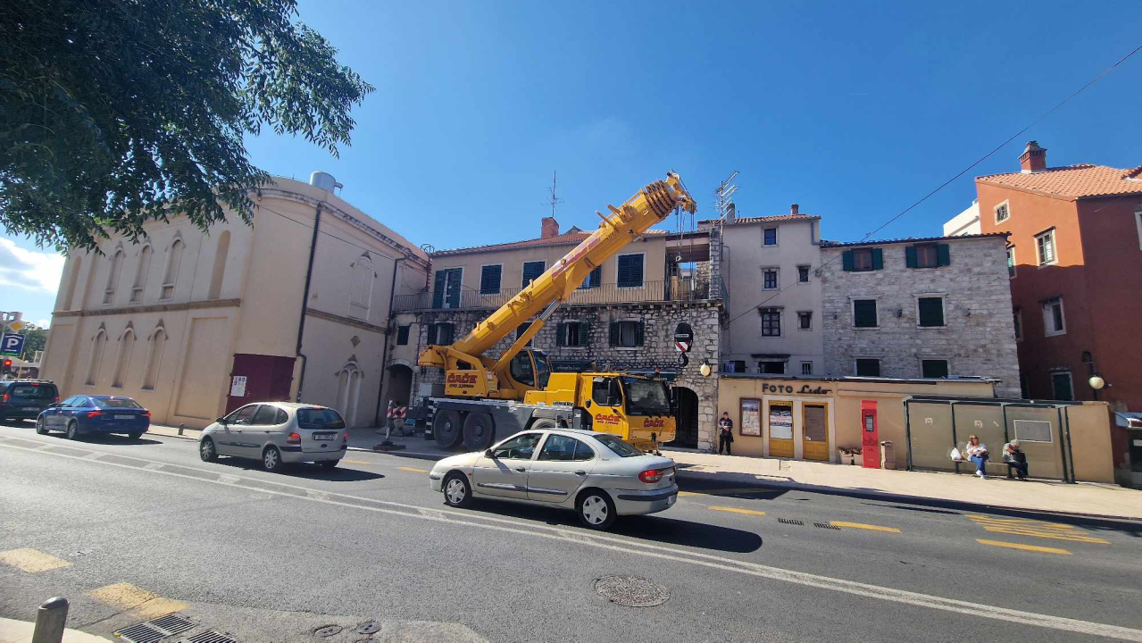 Velika dizalica kod zgrade kazališta privukla pažnju Šibenčana: Počela energetska obnova šibenskog teatra