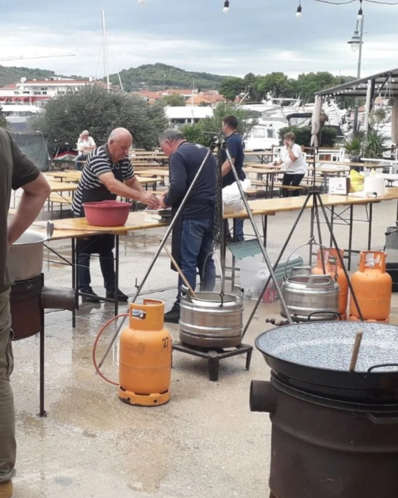 Slavonski duh u srcu Dalmacije: Druženje uz čvarke i čobanac u Tribunju