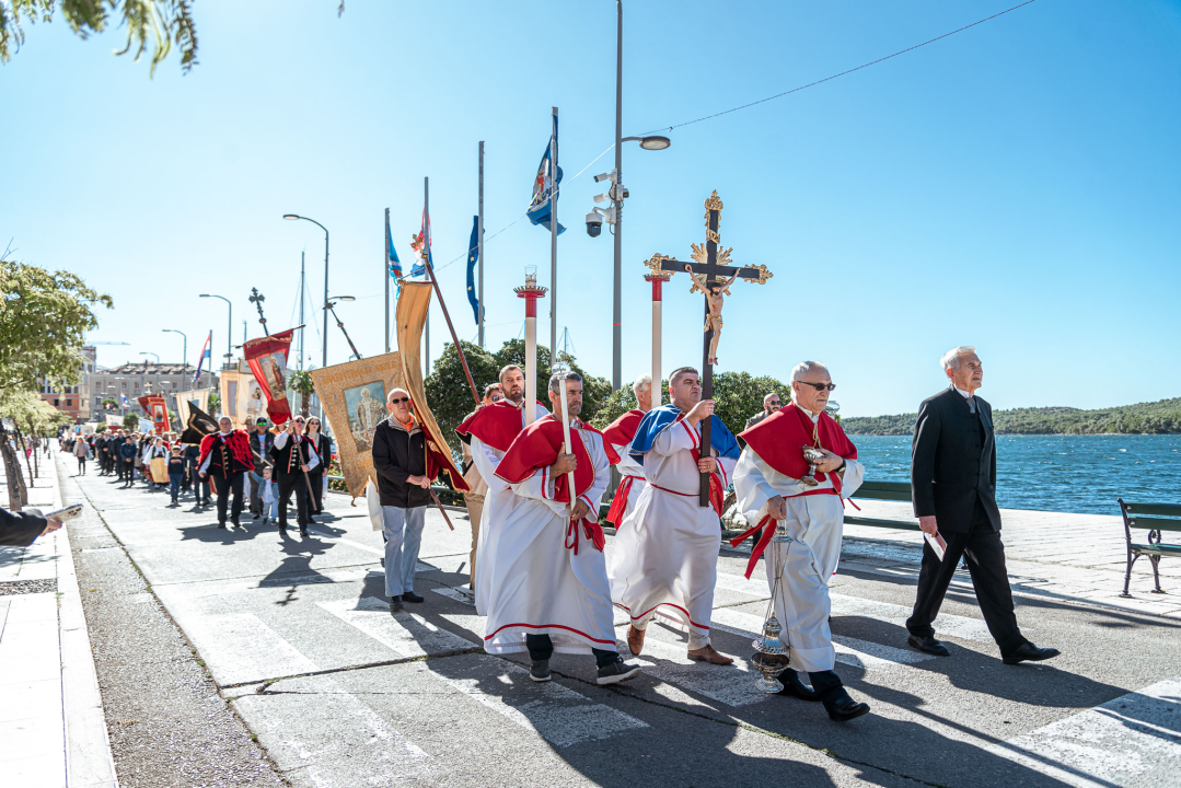 Povodom Dana Šibenika održana tradicionalna svečana procesija ulicama grada i sveta misa