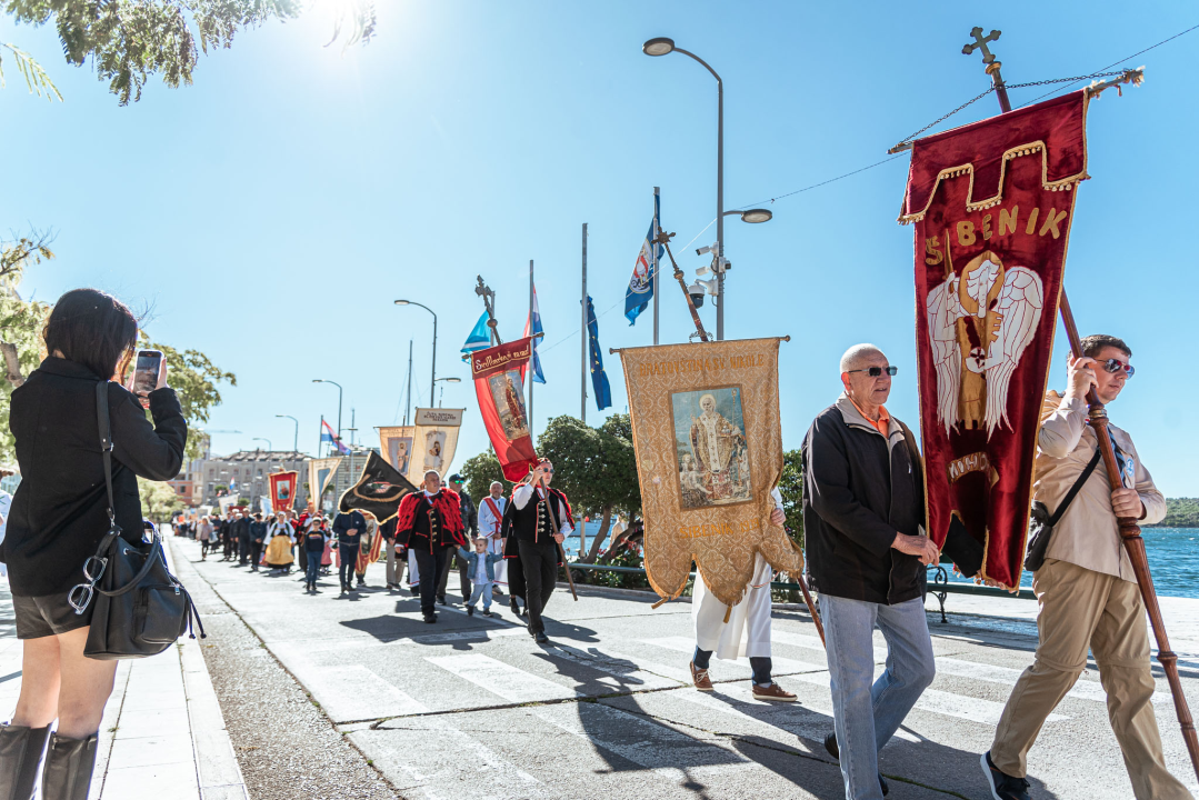 Povodom Dana Šibenika održana tradicionalna svečana procesija ulicama grada i sveta misa