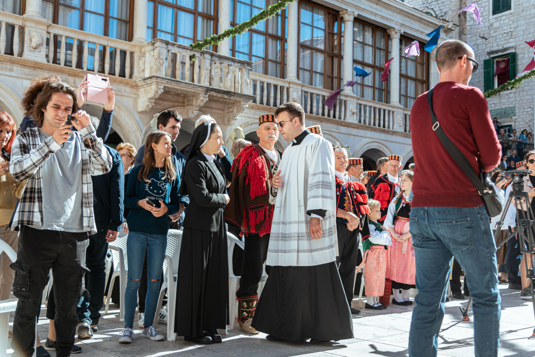 Povodom Dana Šibenika održana tradicionalna svečana procesija ulicama grada i sveta misa