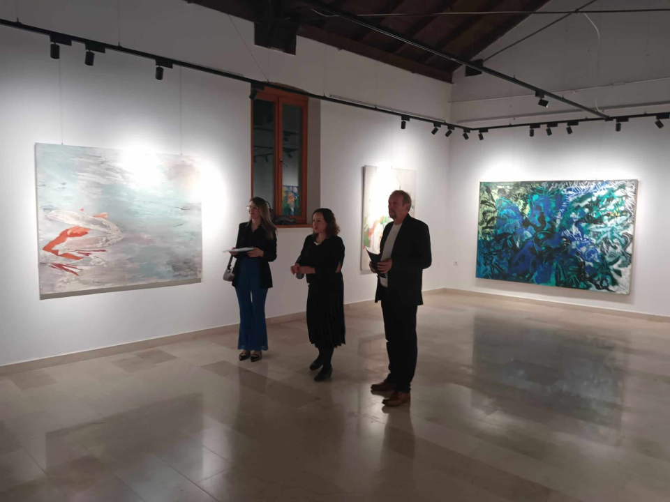 U galeriji Kninskog muzeja otvorena izložba 'Izdržati svom (nevoljenom) vremenu usprkos'