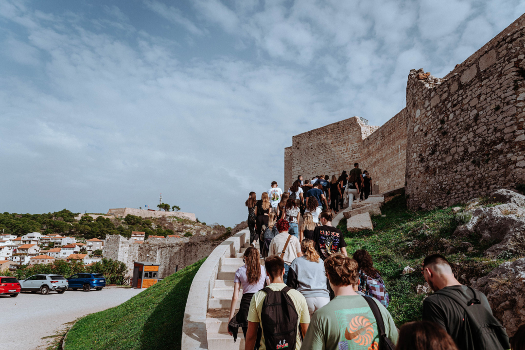 Preko 300 šibenskih gimnazijalaca pohodilo tri tvrđave: 'Ma vidi koliko mladih, lipo li ih je vidit'