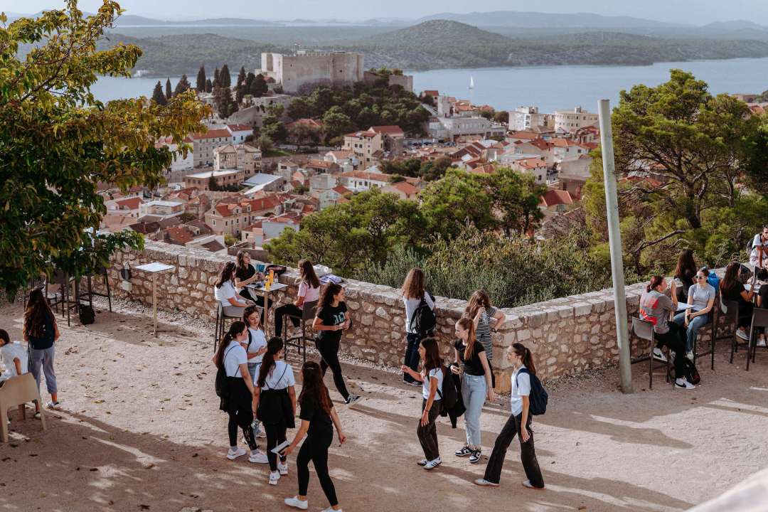 Preko 300 šibenskih gimnazijalaca pohodilo tri tvrđave: 'Ma vidi koliko mladih, lipo li ih je vidit'