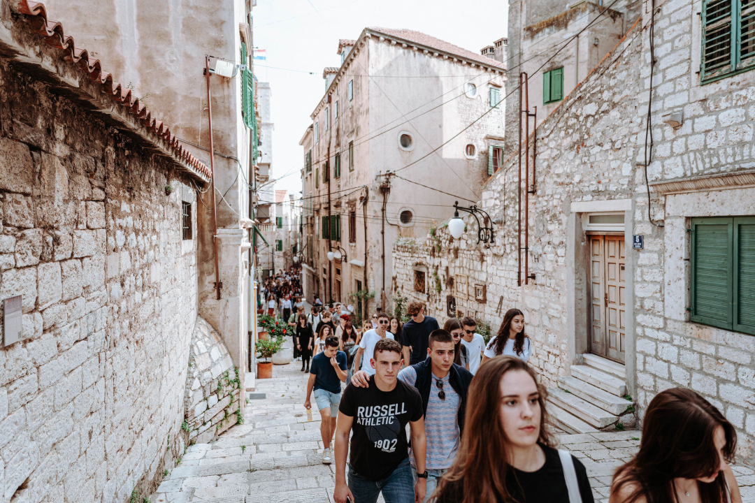 Preko 300 šibenskih gimnazijalaca pohodilo tri tvrđave: 'Ma vidi koliko mladih, lipo li ih je vidit'