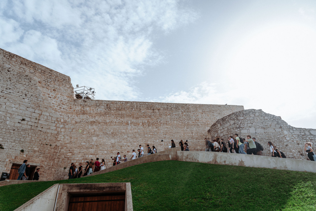 Preko 300 šibenskih gimnazijalaca pohodilo tri tvrđave: 'Ma vidi koliko mladih, lipo li ih je vidit'