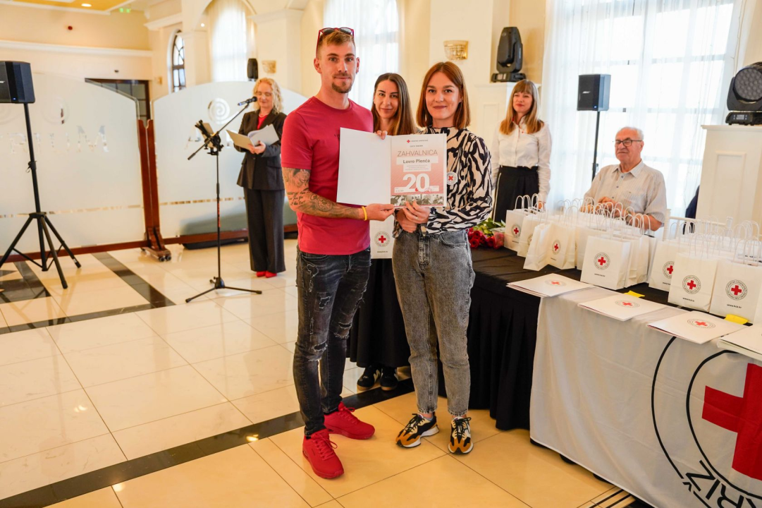 Šibenski Crveni križ dodjelio zahvalnice darivateljima krvi. Tomislav Zjačić svoju donirao čak sto puta 