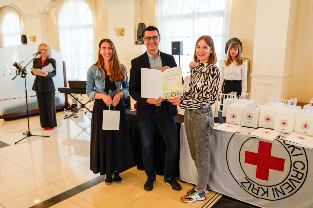 Šibenski Crveni križ dodjelio zahvalnice darivateljima krvi. Tomislav Zjačić svoju donirao čak sto puta 