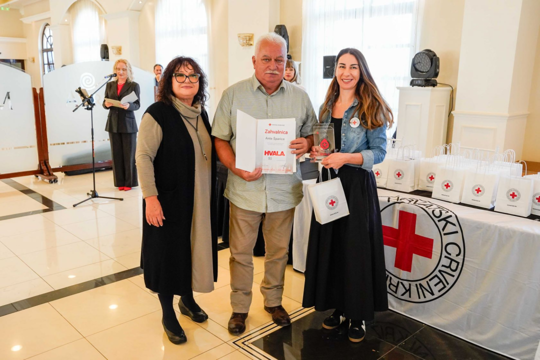 Šibenski Crveni križ dodjelio zahvalnice darivateljima krvi. Tomislav Zjačić svoju donirao čak sto puta 