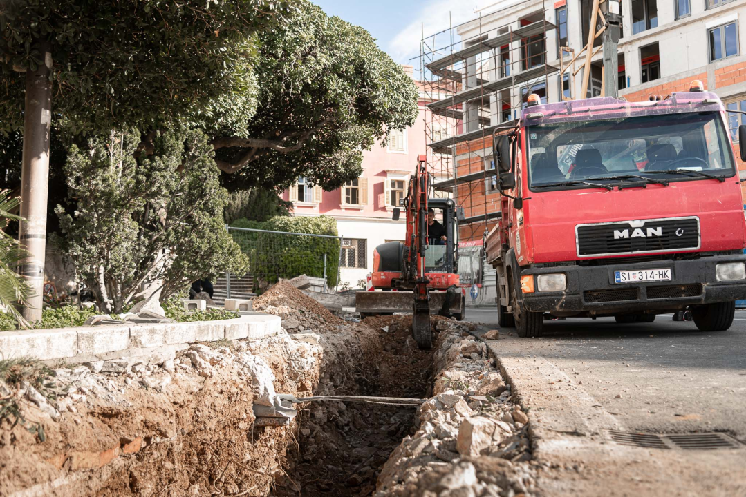 Pogledajte kako napreduju radovi na uređenju nogostupa ispod đardina u Nazorovoj ulici: Kamen umjesto betona
