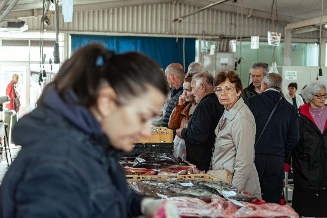 Prepuni banci na šibenskoj peškariji, kupaca ne fali, ali bira se jeftinije