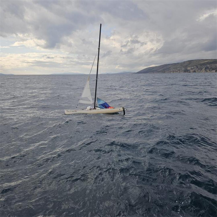 Policajac skočio u more kako bi spasio posadu s jedrilice koja tone 