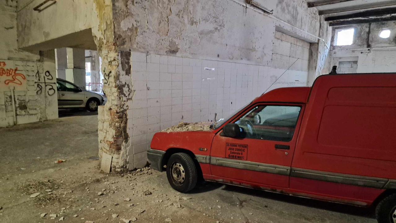 Zloglasna garaža u Šarinoj pekari još jednom opravdala nadimak: Rušio se strop po autima 