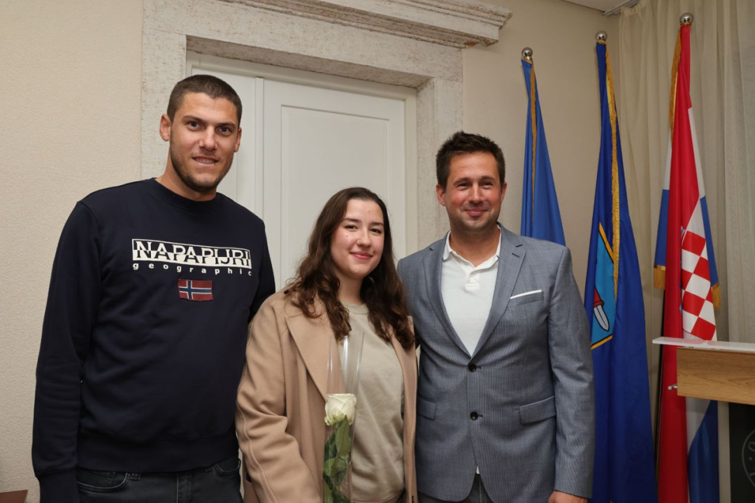 Općina Tisno dodijelila novčanu potporu za 27 vjenčanih parova i novorođenu djecu