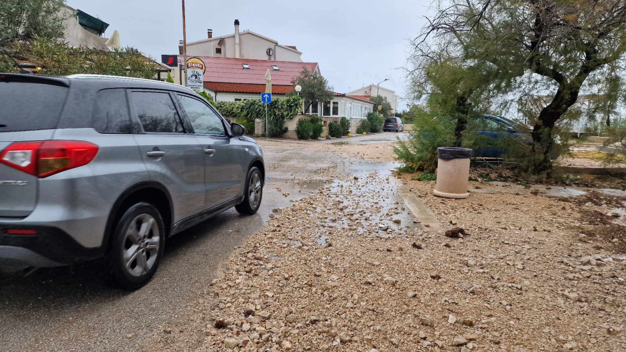 Nezadovoljni mještani Brodarice: Kiša s magistrale slijeva se po ulicama jer upojni bunar ne funkcionira