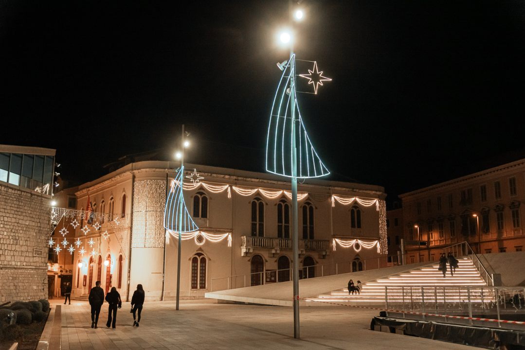 Šibenik je spreman za Adventuru: Pogledajte večernje kadrove koji bude božićni duh