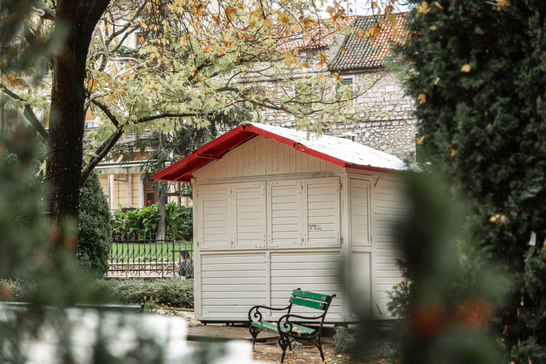 Advent sve bliže: Kućice su jutros stigle u park, a evo i što ćemo jesti