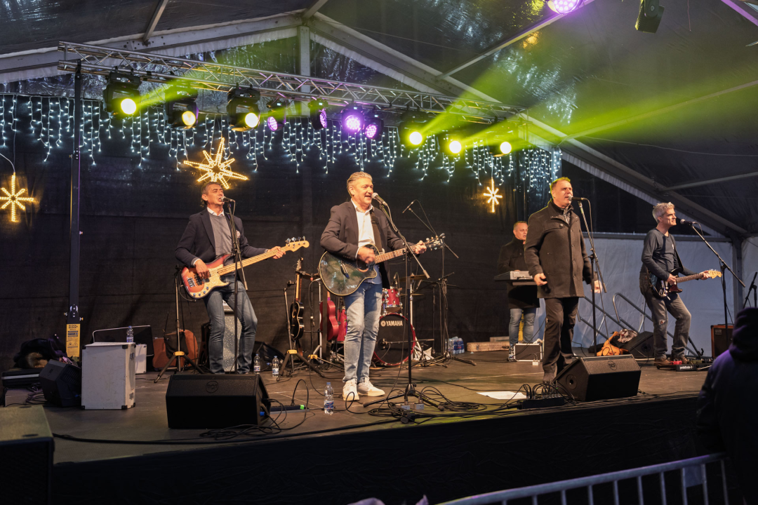 Baruni sinoć rasplesali Knin i otvorili vrata blagdanske čarolije