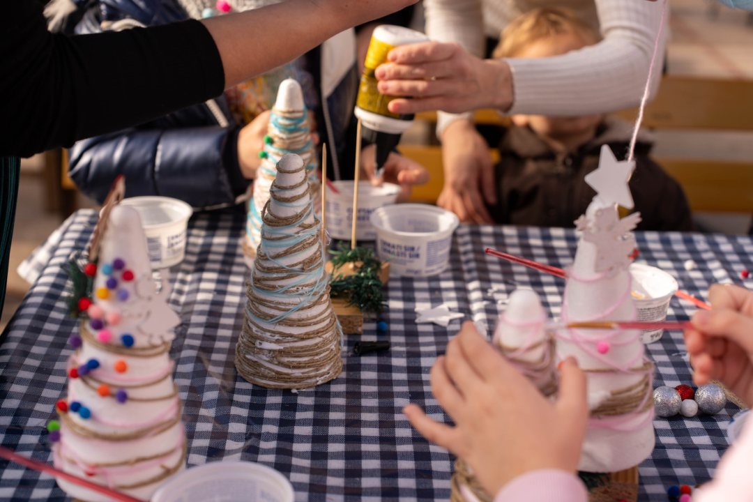 Toplina i zajedništvo: Kninski mališani na radionici izradili božićne borove