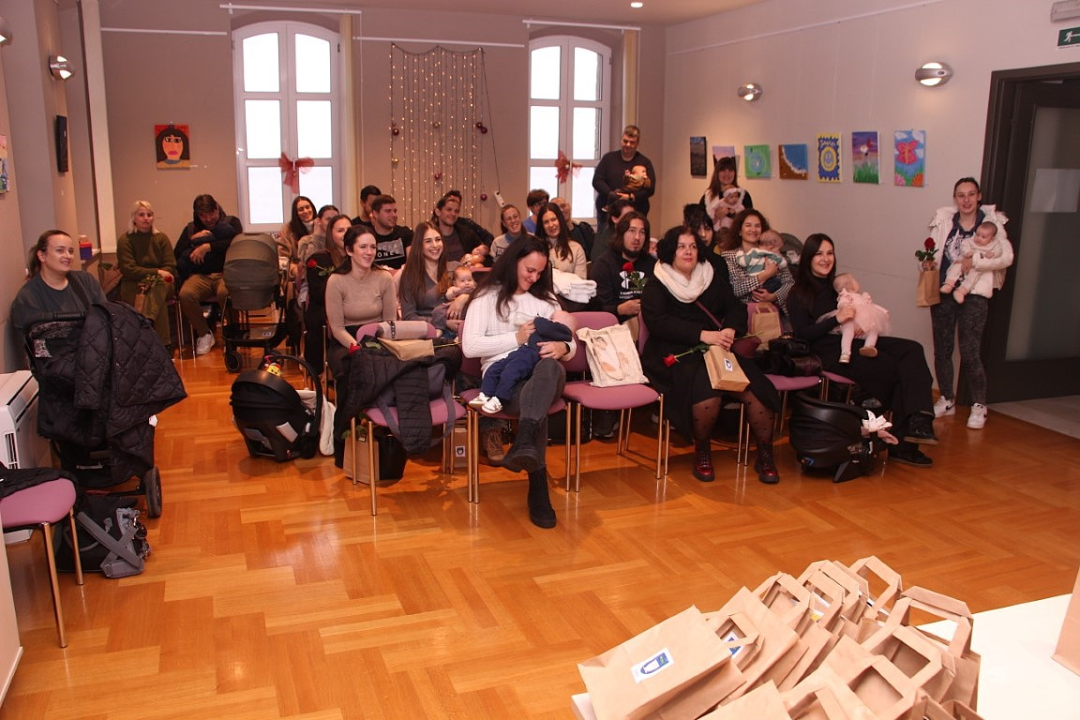 Babyboom u Vodicama: Ove godine 90 novorođenih, gradonačelnik poklonio eure i prigodne darove