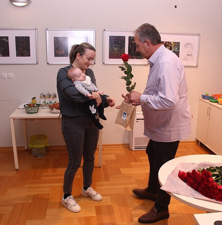 Babyboom u Vodicama: Ove godine 90 novorođenih, gradonačelnik poklonio eure i prigodne darove