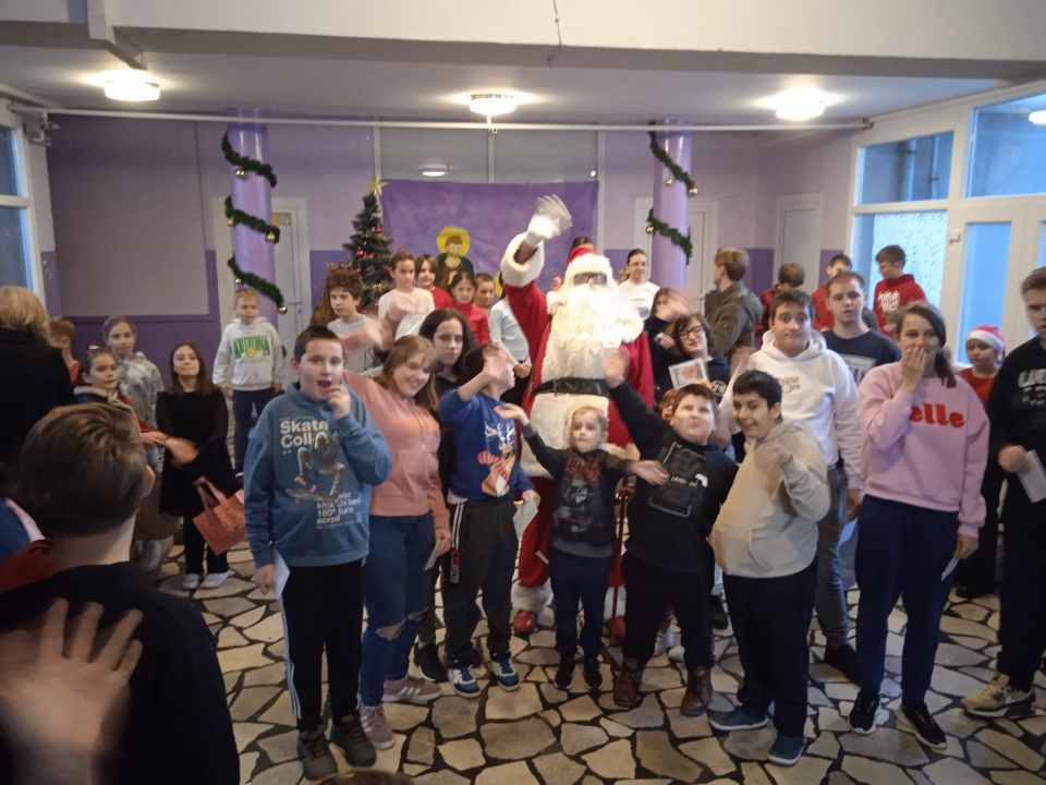 Djed Božićnjak razveselio korisnike Centra Šubićevac