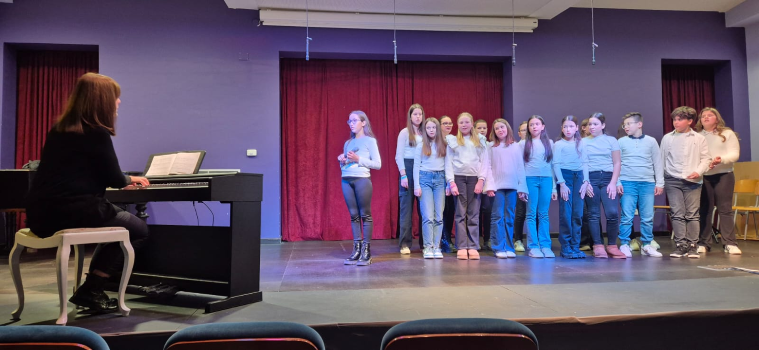 Susret zborova osnovnih škola: 350 malih pjevača iz cijele županije slavilo adventsko vrijeme