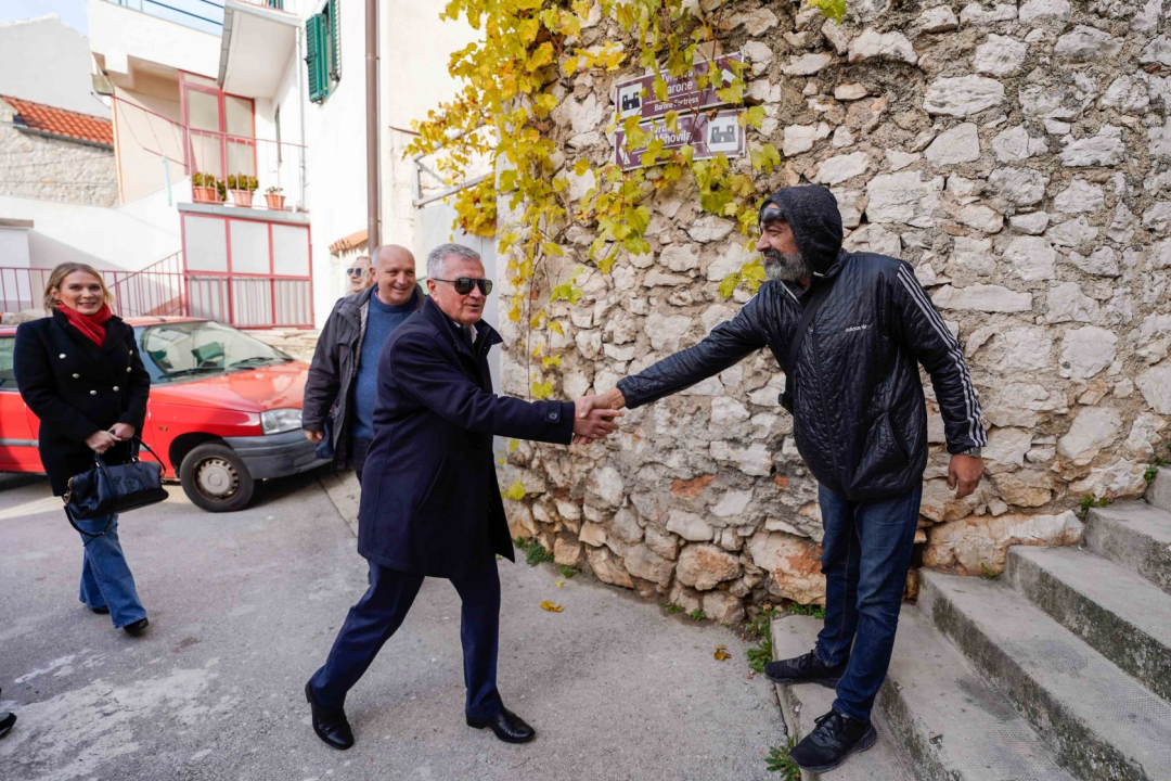 Gradonačelnik Burić korisnicima Pučke kuhinje osigurao pečeni odojak za Božićni ručak