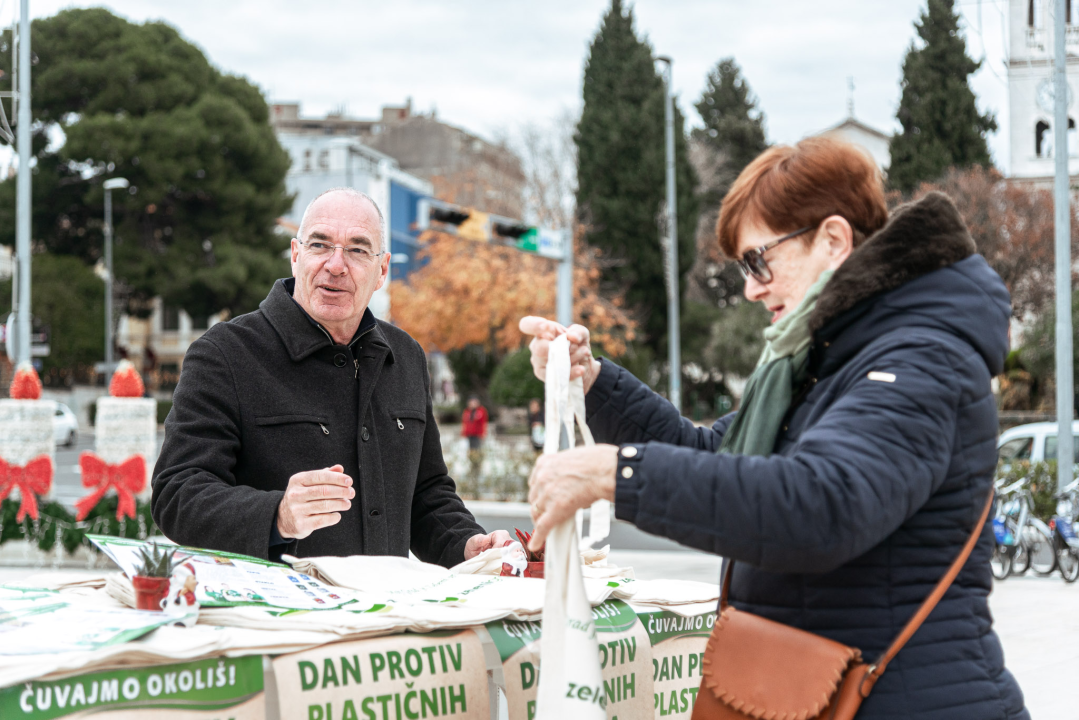 Vrećice planule kao svjećice: Zeleni grad podijelio malo brdo platnenih kesa na Poljani