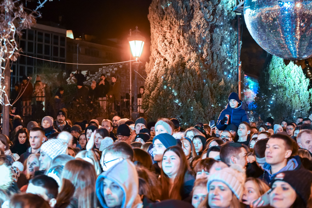 Grše napunio park, a bura nije omela Šibenčane da uglas pjevaju njegove najveće hitove