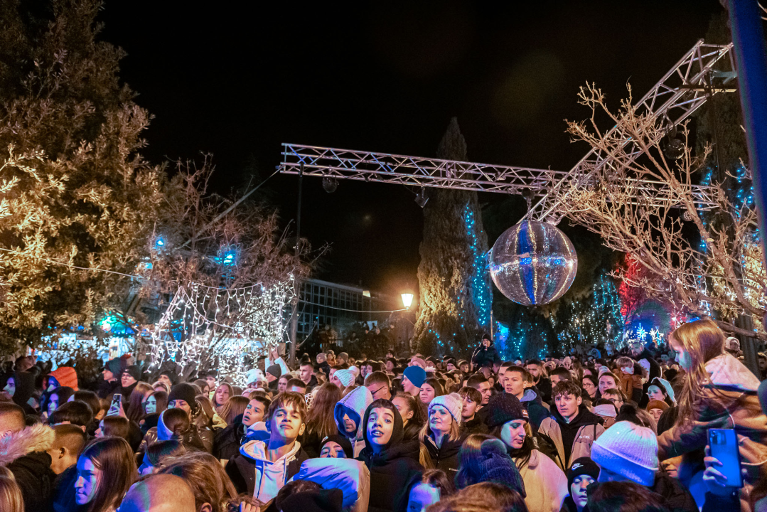 Grše napunio park, a bura nije omela Šibenčane da uglas pjevaju njegove najveće hitove