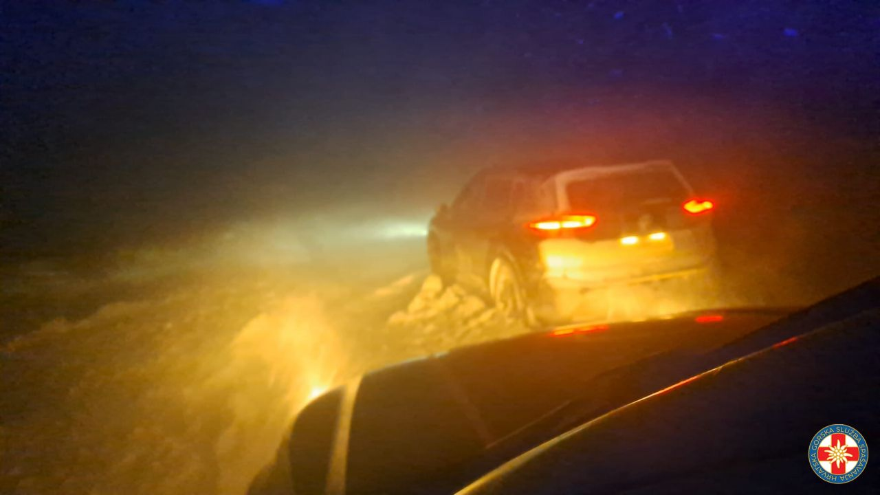 Šibenski HGSS-ovci kod Knina izvukli iz mećave tri automobila sa ukupno šestero ljudi