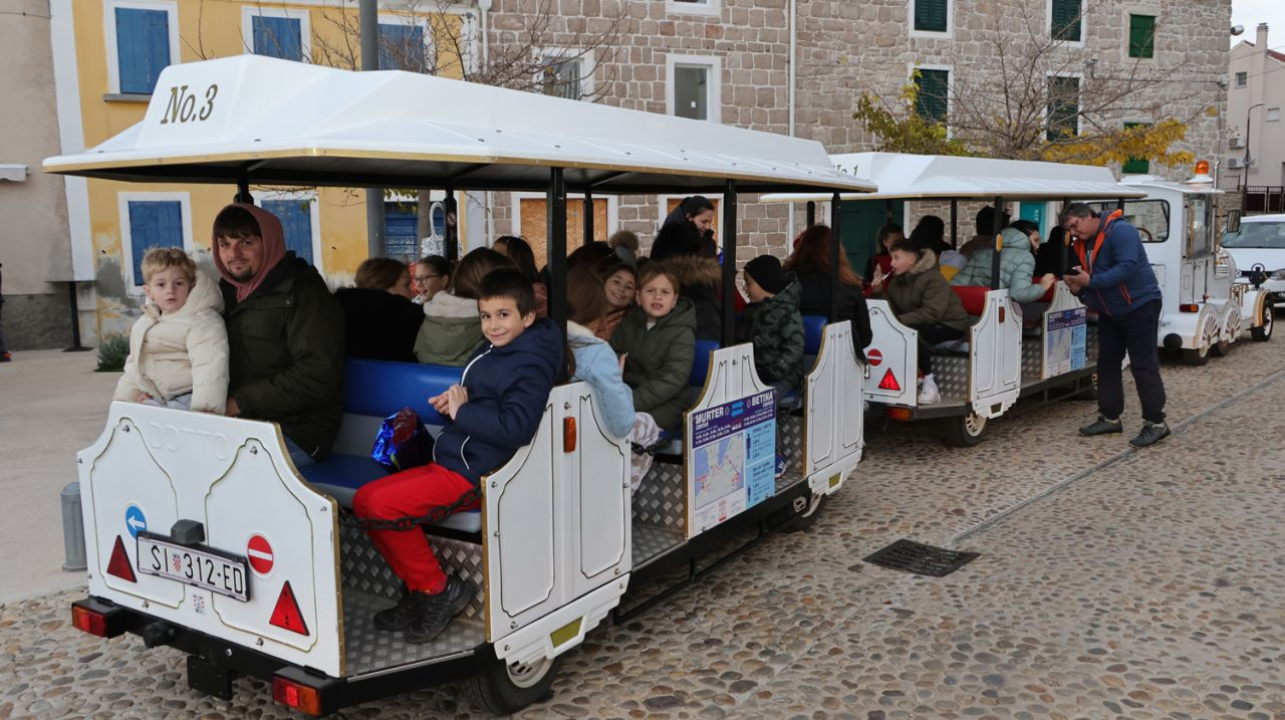 Djed Božićnjak darovao djecu u Općini Tisno
